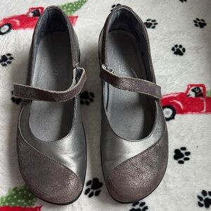 Naot Women's Mary Jane Flats in Silver and Gray